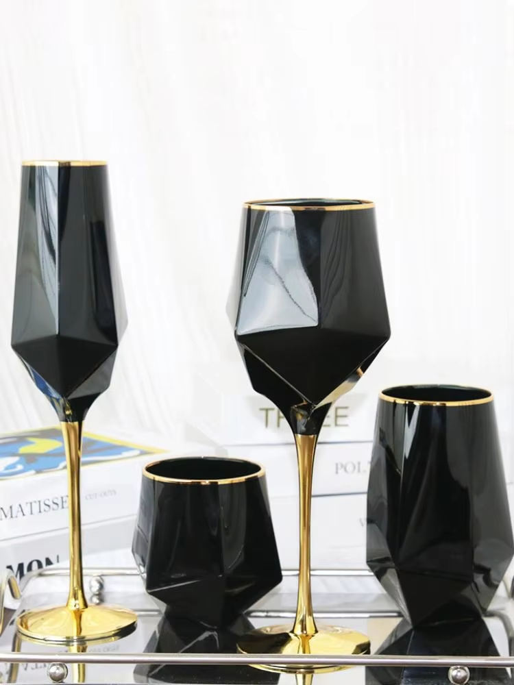 Wine Beer Champagne - كأس للنبيذ بحافة ذهبية كريستالية سوداء