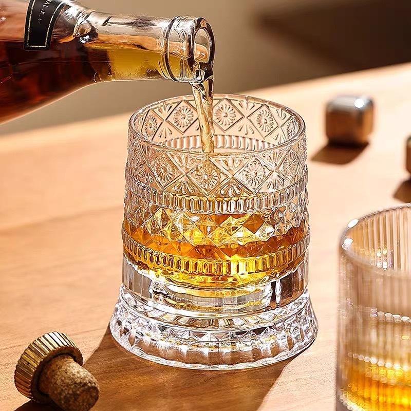 كؤوس ويسكي دوارة مع قاعدة زجاج - مراجعة Wine Beer And Liquor وسعره